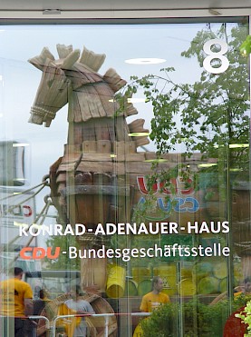 Spiegelung des trojanischen Pferdes in der Fassade des Konrad-Adenauer-Hauses