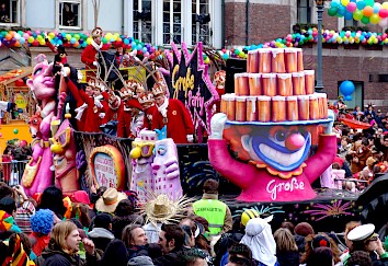 Karnevalswagen der Düsseldorfer Karnevalsgesellschaft &quot;Große&quot; mit Frontfigur