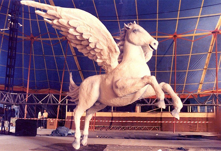 Pegasus Setobjekt für eine Disco-Veranstaltung in einem Zirkuszelt bei Neuss. Höhe: ca. 2,5 m.