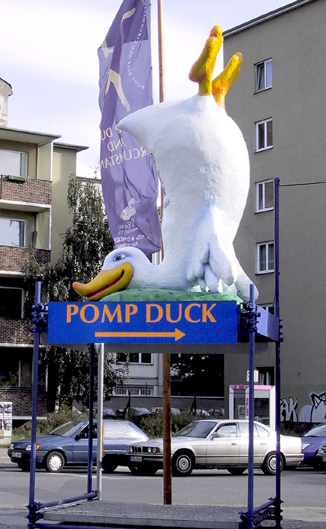 Pomp Duck Ente vor dem Restaurant