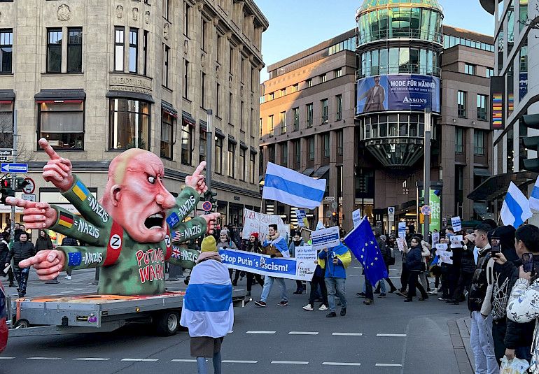 Demonstrationszug durch Düsseldorf