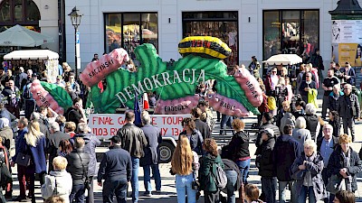 Demokratieblatt auf dem Markplatz von Krakau