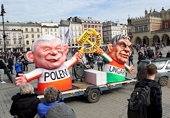 Fahrt des Polen-Ungarn-Wagens durch Krakau