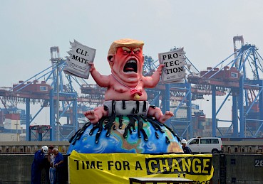 Trump-Figur mit Kränen. Foto: Ricarda Hinz