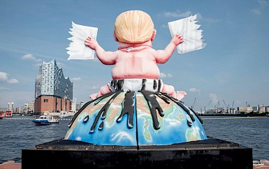 Trump-Figur von hinten. Foto: Greenpeace