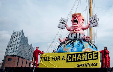 Trump vor der Elbphilharmonie 2. Foto: Greenpeace