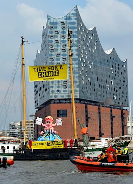 Trump vor der Elphi, hochkant. Foto: Ricarda Hinz