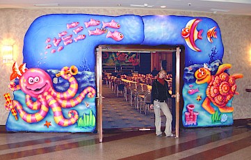 Dekoration mit Meeresmotiven um die Eingangstür eines Sitzungssaals