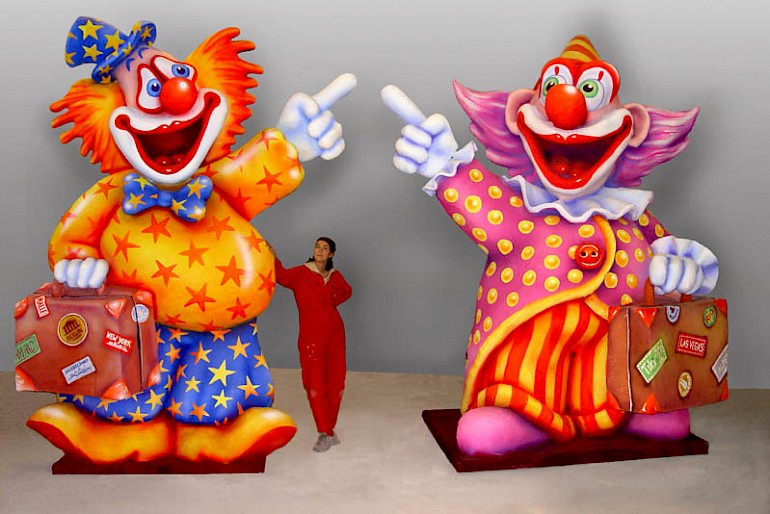Zwei riesige Bühnenclowns für die Düsseldorfer WDR-Fernsehsitzung, Januar 2005. Höhe: 3,70 m.