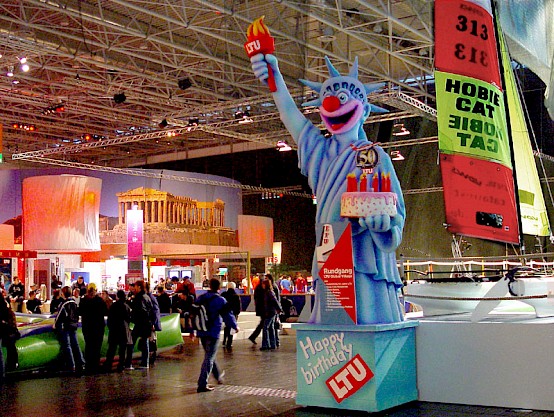 Skulptur für die LTU-Halle auf der Bootsmesse Düsseldorf, Januar 2005. Höhe: 6,5 m.