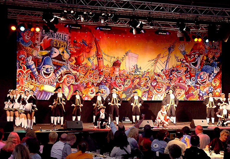 Die Showbühne der Carnevale Expo mit ganztägigem Programm