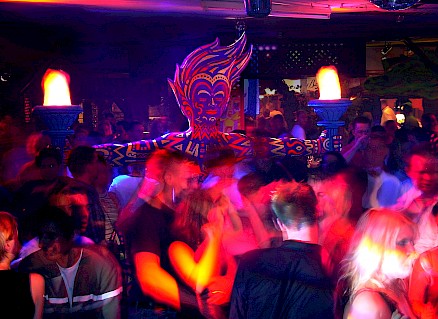 Schlangenfrau-Figur mitten in der Disco