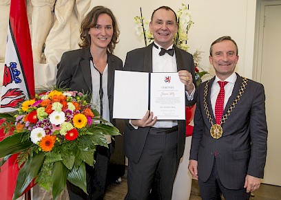 Ricarda Hinz, Jacques Tilly, Oberbürgermeister Thomas Geisel bei der Verleihung des Jan-Wellem-Rings der Stadt Düsseldorf. Foto: Krudewig/Stadt