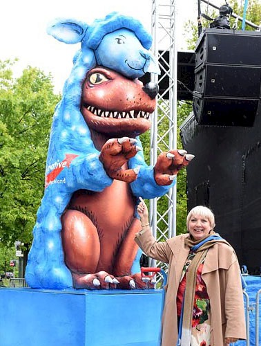 Claudia Roth vor dem AfD-Wolf