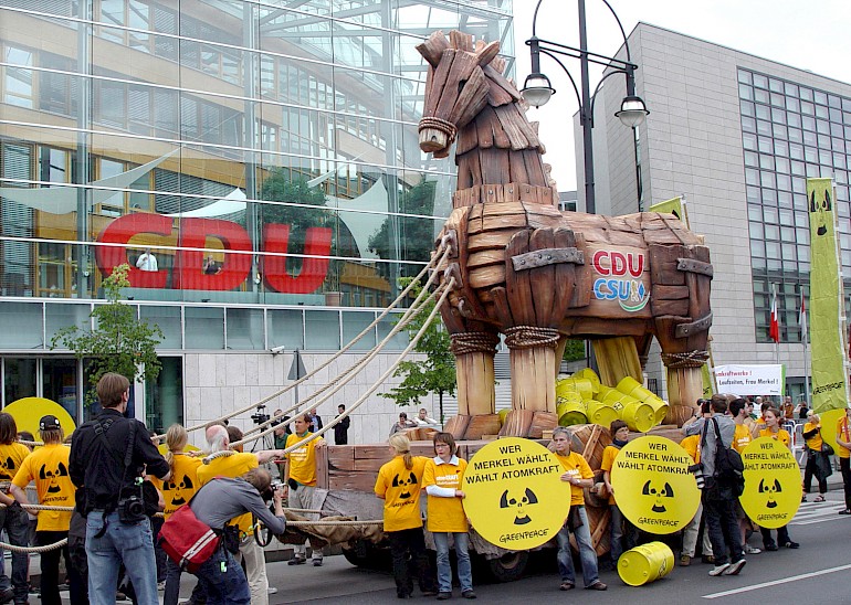 Trojanisches Pferd von Greenpeace vor der CDU Zentrale