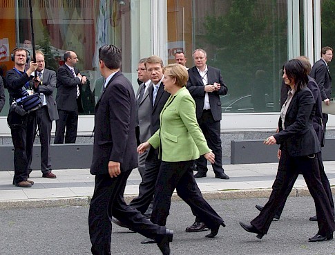 Die Kanzlerin huscht vorbei