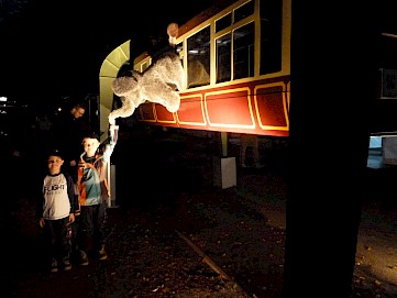 Schwebebahn Nachts mit Tuffi und Kindern