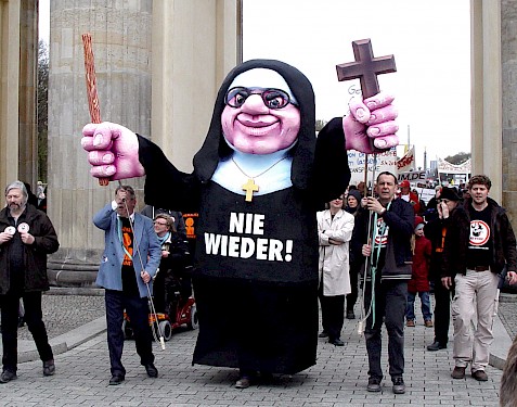 Nonne geht durchs Brandenburger Tor