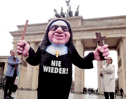 Nonne vor dem Brandenburger Tor