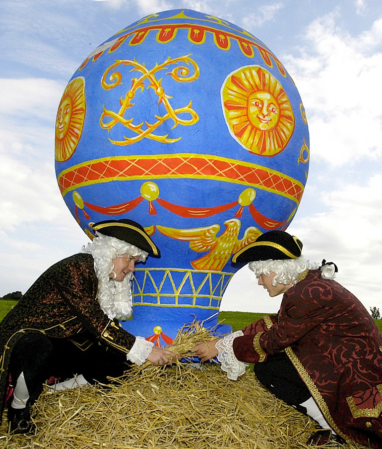Kleine Attrappe eines Montgolfiere-Ballons, gebaut im Auftrag der Brauerei Warsteiner für einen Pressetermin