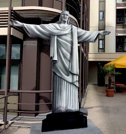Jesus vor dem Gebäude der Rheinischen Post