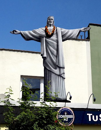Jesus auf einem Vereinsdach