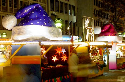 Überdimensionale Pudelmützen als Dekoration für den Düsseldorfer Weihnachtsmarkt