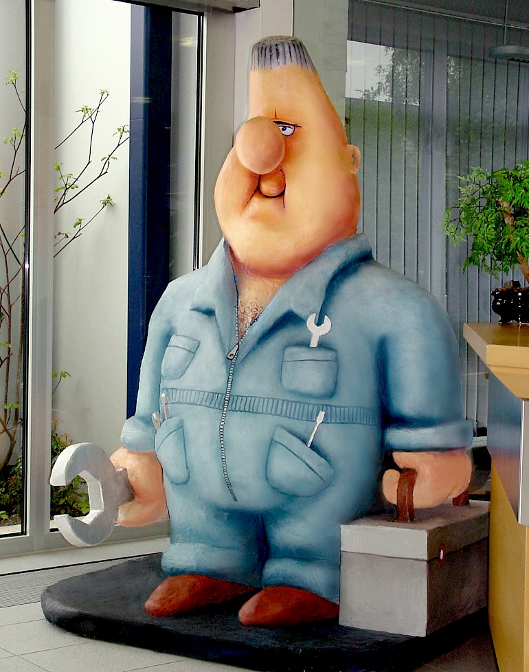 Max der Klempner Sympathieträger der Stadtwerke Hilden, aufgestellt 2001 im Foyer des Kundenzentrums Hilden. Höhe: 1,85 m
