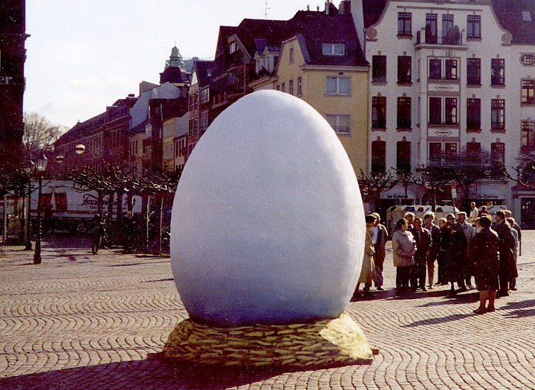 Riesen-Ei als Werbeobjekt für die Rhein Fire Footballteam GmbH auf einem Platz