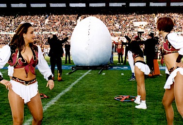 Cheerleaders in einem Footballstadion mit Riesen-Ei als Event-Objekt