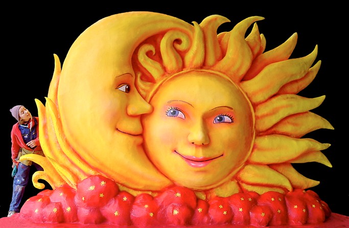 Sonne- und Mond-Skulptur für einen Weihnachtsmarkt