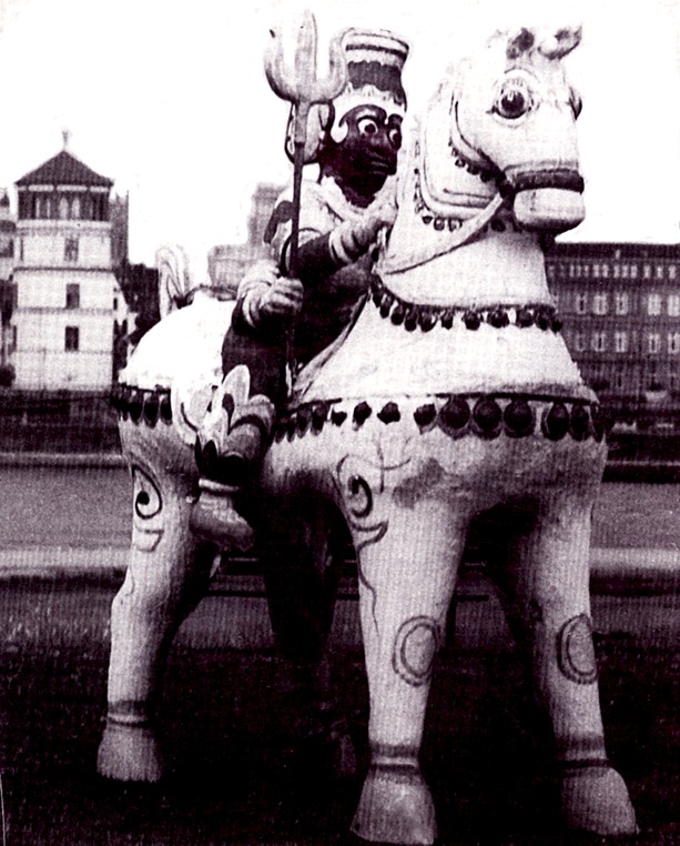 Werbeskulptur für eine Indienausstellung. Höhe: 2,50 m.