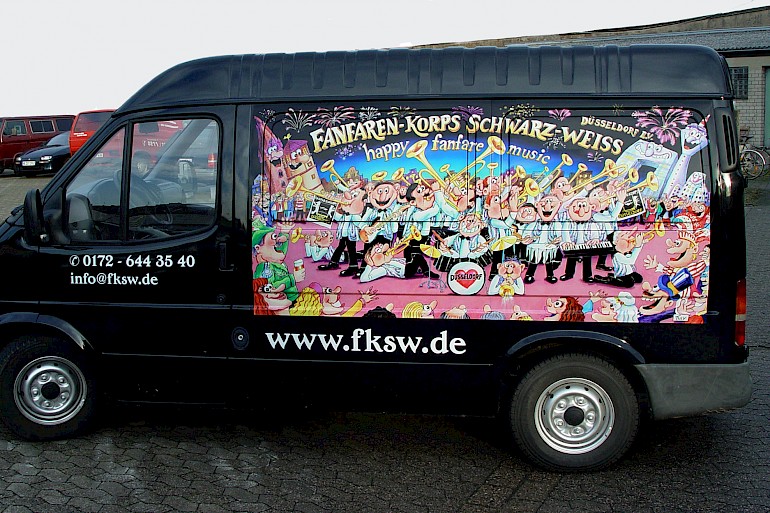 Auto mit Reklame-Zeichnung für eine Musik Gruppe