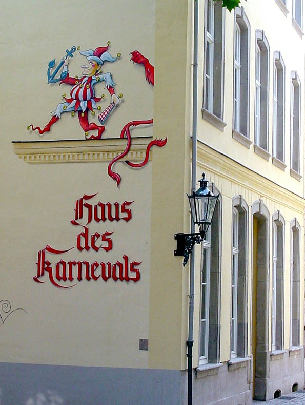 Wandbild an der Seitenfassade des Karnevalsmuseum Düsseldorf