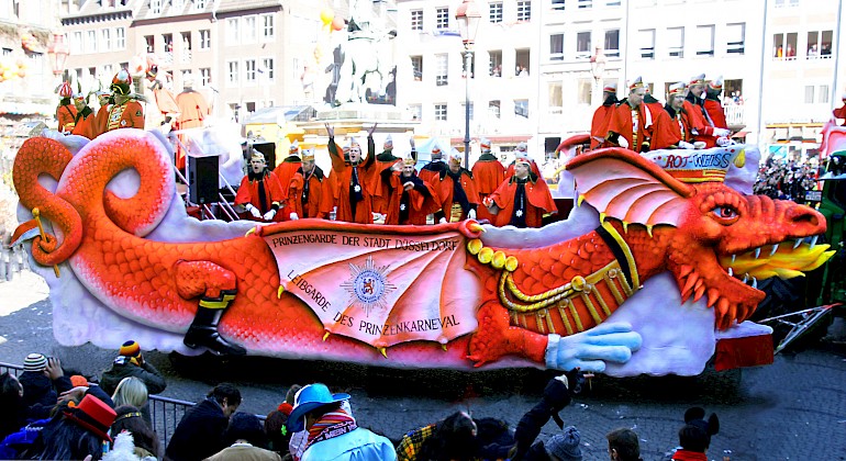 Karnevalswagen mit Drachen der Prinzengarde Rot Weiß