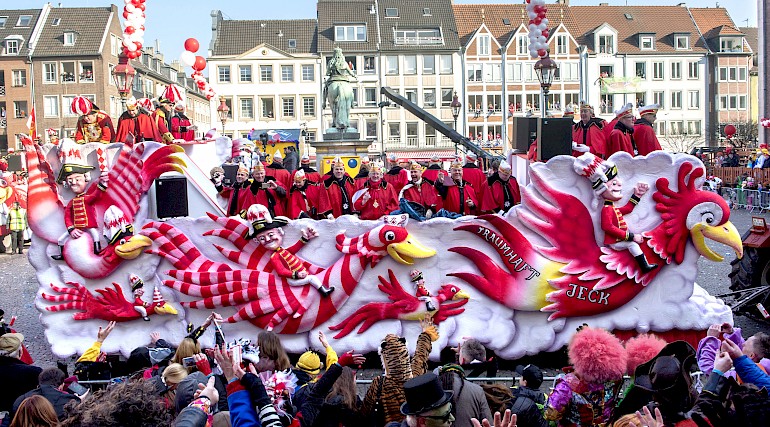 Prunkwagen der Prinzengarde Düsseldorf im Zoch, 2015