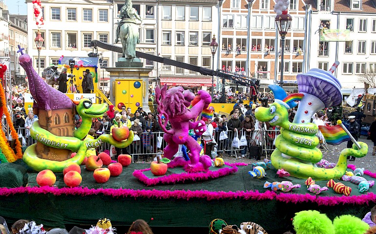 Wagen der KG Regenbogen im Düsseldorfer Rosenmontagszug 2015