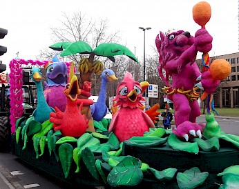 Wagen der Karnevalsgesellschaft Regenbogen Frontaler