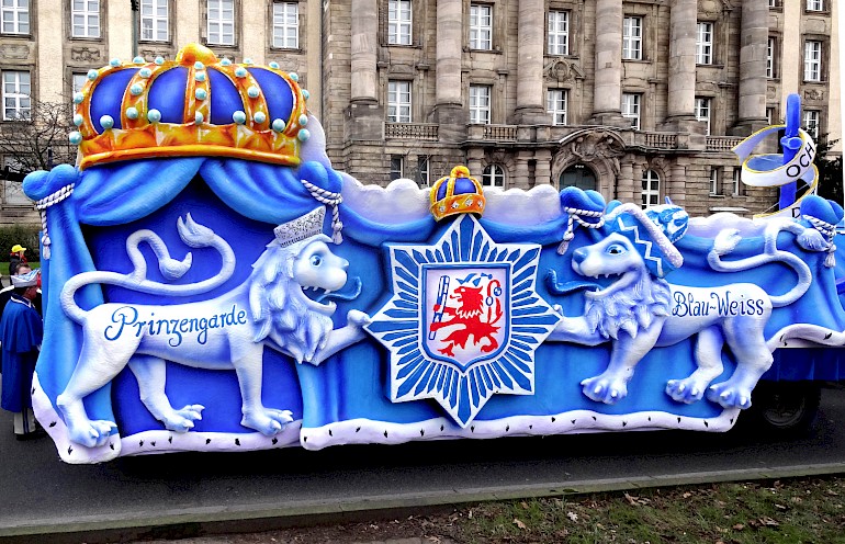 Wagen der Prinzengarde Blau-Weiss bei der Aufstellung