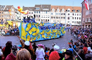 Prunkwagen der KG Närrische Schmetterlinge im Zoch