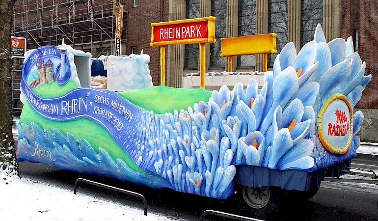 Krokuswagen der Rather Aape bei der Aufstellung zum Düsseldorfer Rosenmontagszug 2010