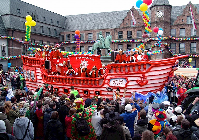 Schiff als Prunkwagen der Prinzengarde Rot Weiss Düsseldorf Noch ein Bild [/karnevalswagen/karnevalswagen-prunkwagen/2009-prinzengarde-rot-weiss-2009/schiff-der-prinzengarde-rot-weiss-duesseldorf-2009/]