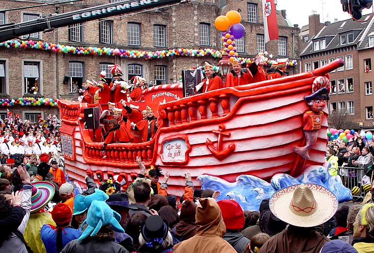 Schiff der Prinzengarde Rot Weiss Düsseldorf von schräg vorne, 2009