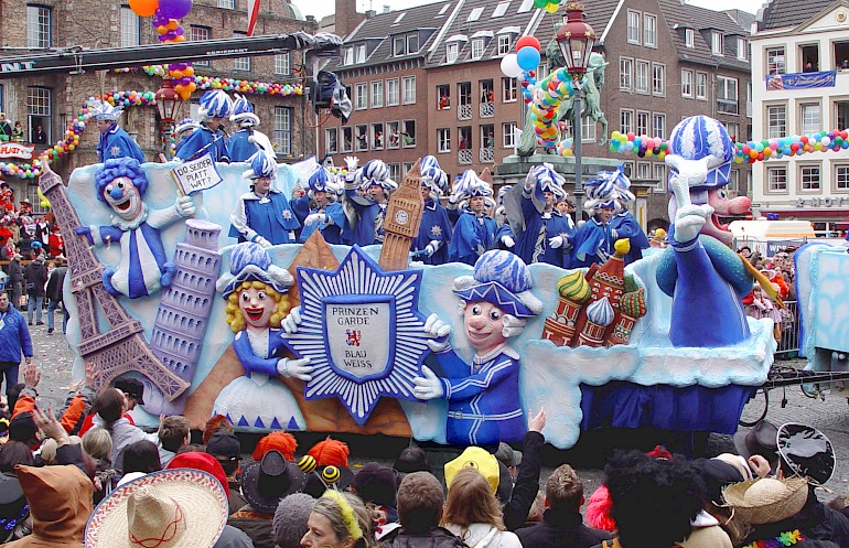 Hinterer Wagen der Prinzengarde Blau-Weiss im Düsseldorfer Rosenmontagszug 2009