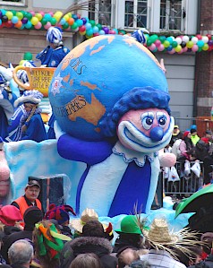 Frontfigur Weltkugel am Gespann der Prinzengarde Blau-Weiss im Düsseldorfer Rosenmontagszug 2009
