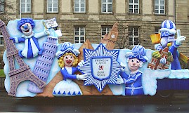 Hinterer Wagen des Gespanns der Prinzengarde Blau-Weiss bei der Aufstellung des Zugs, 2009