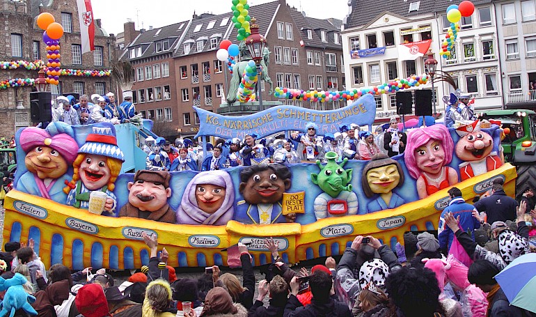 Wagen der KG Närrische Schmetterlinge im Düsseldorfer Rosenmontagszug, 2009