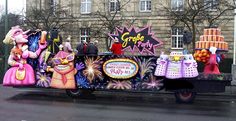 Wagen der Düsseldorfer Karnevalsgesellschaft &quot;Große&quot; bei der Aufstellung