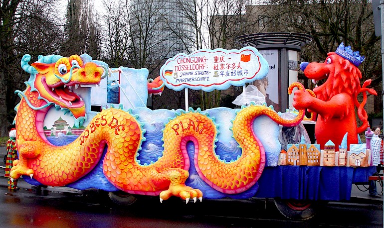 Karnevalswagen zur fünfjährigen Städtepartnerschaft zwischen Düsseldorf und Chongqing (China). Hier bei der Aufstellung des Zuges.