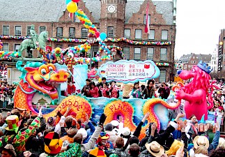 Wagen zur fünfjährigen Städtepartnerschaft zwischen Düsseldorf und Chongqing (China) im Rosenmontagszug.